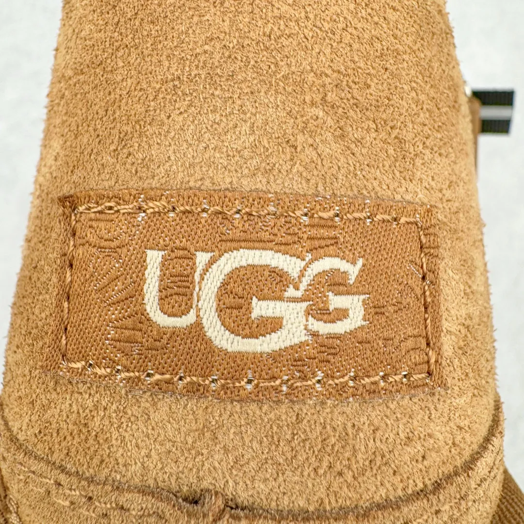 Pick up locally 💰640 UGG 5013 snap-on men's autumn and winter sheepskin and fur integrated snow boots. All shoes are made from the same factory as ZP. Longfeng A-grade Australian imported sheepskin and fur integrated men's boots. Brand OEM production line. Fully follow the ZP process. Original pattern maker of the OEM. Adhering to the principle of no original shoes and no development selection. Pay attention to every detail. The most authentic version on the market TREADLITE "Light Wing" technology outsole Lightweight/durable/flexible/pile size: 40 41 42 43 44 Coding: by3936050